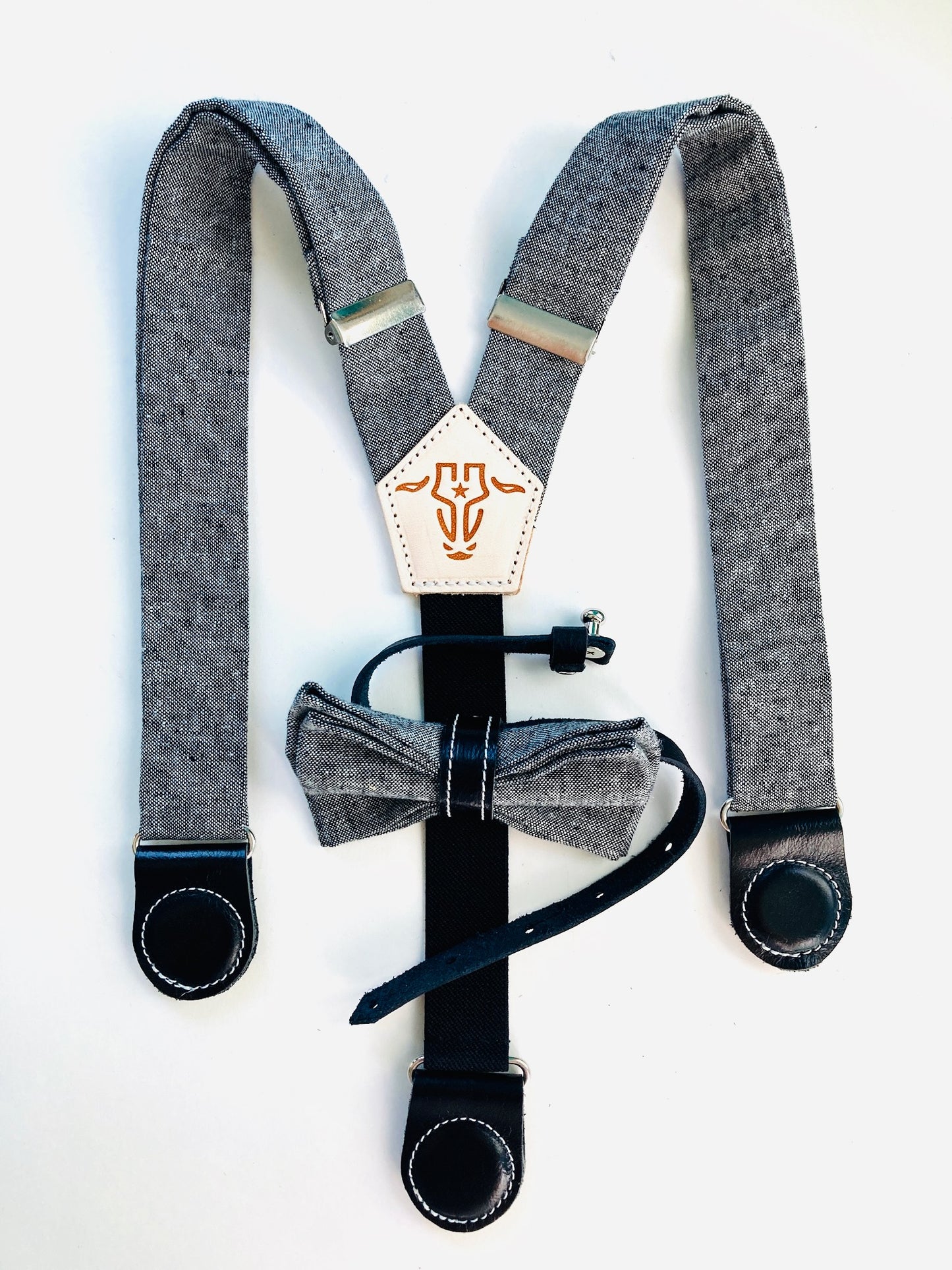 Black kids’ suspenders made of fine linen with magnetic leather clasps and a matching bow tie—ideal for formal events and ring bearer outfits.