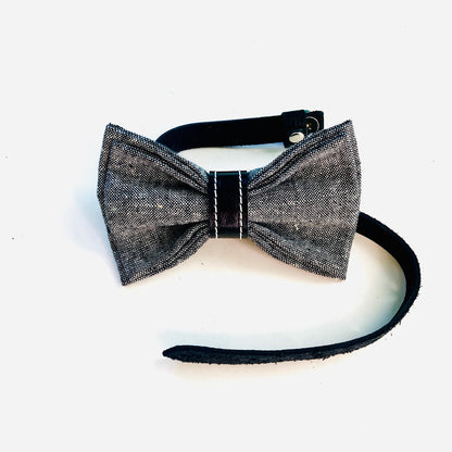 Pre-tied kids’ bow tie in textured black linen with a black leather center wrap and matching strap—ideal for weddings or formalwear.